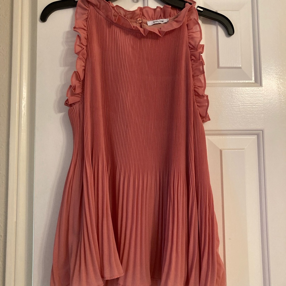 cute sleeveless top with frill !